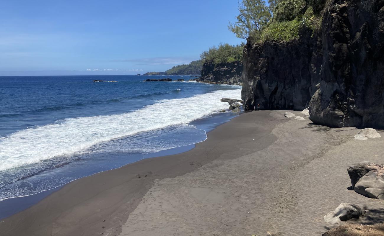 Black Sand Beach'in fotoğrafı siyah kum yüzey ile