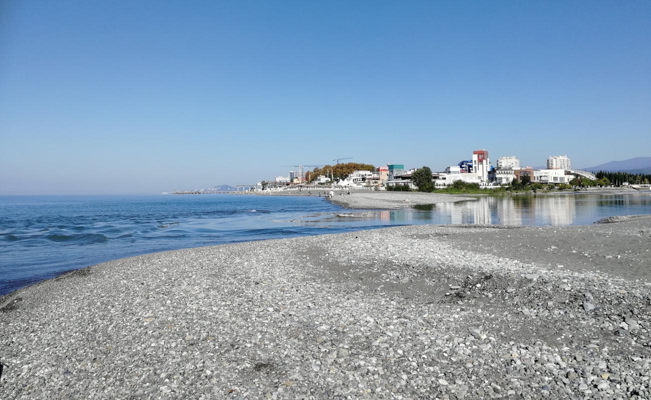 Adler port beach'in fotoğrafı gri çakıl taşı yüzey ile