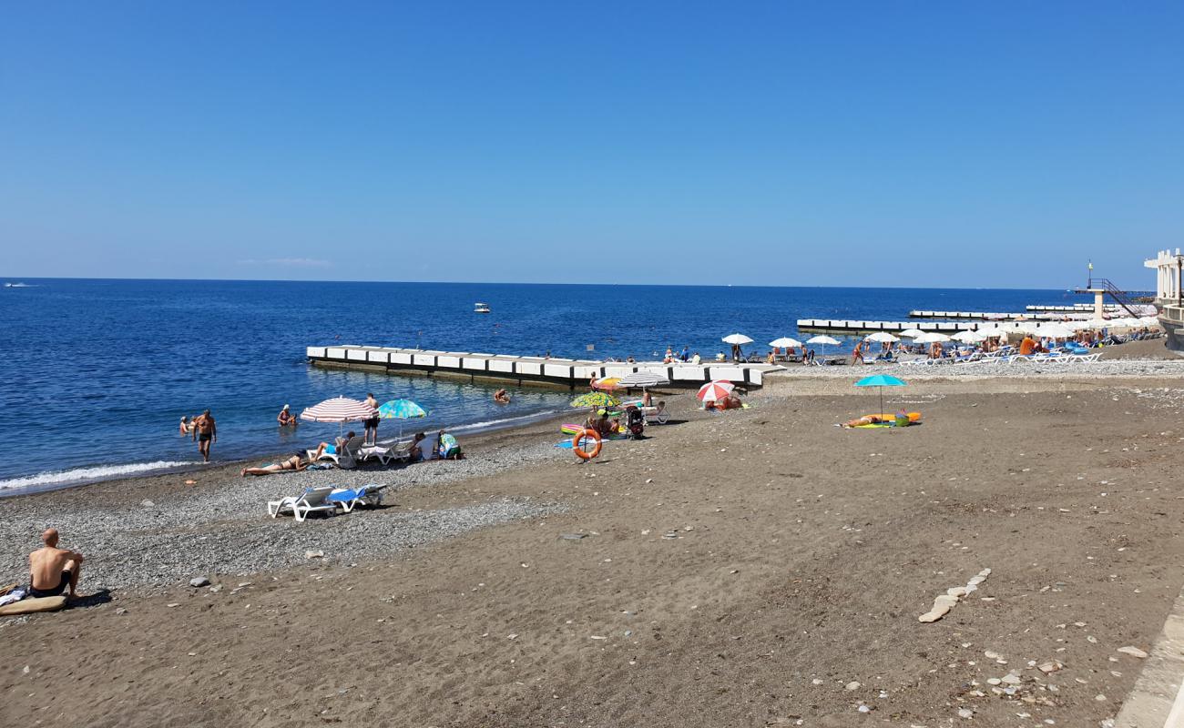 Green Grove hotel beach'in fotoğrafı gri çakıl taşı yüzey ile