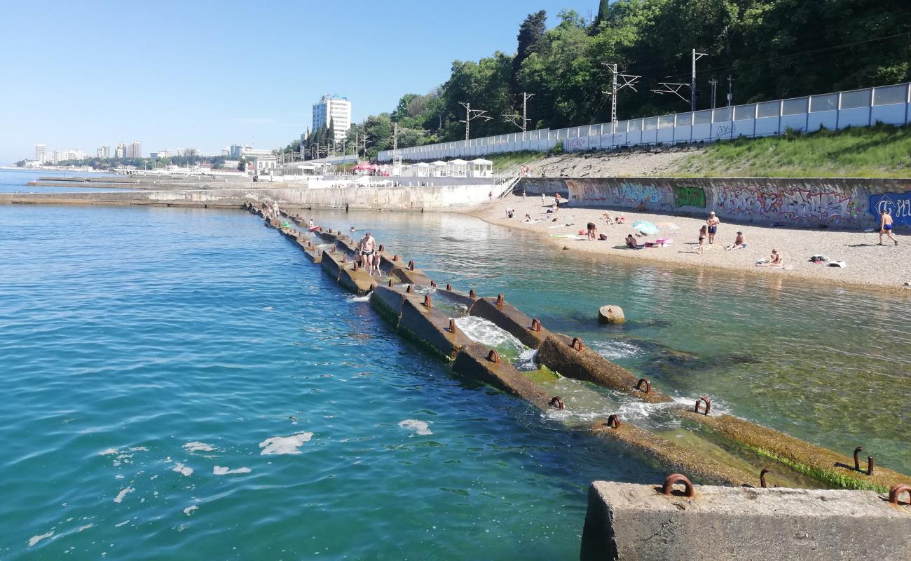 Metallurg beach'in fotoğrafı gri çakıl taşı yüzey ile