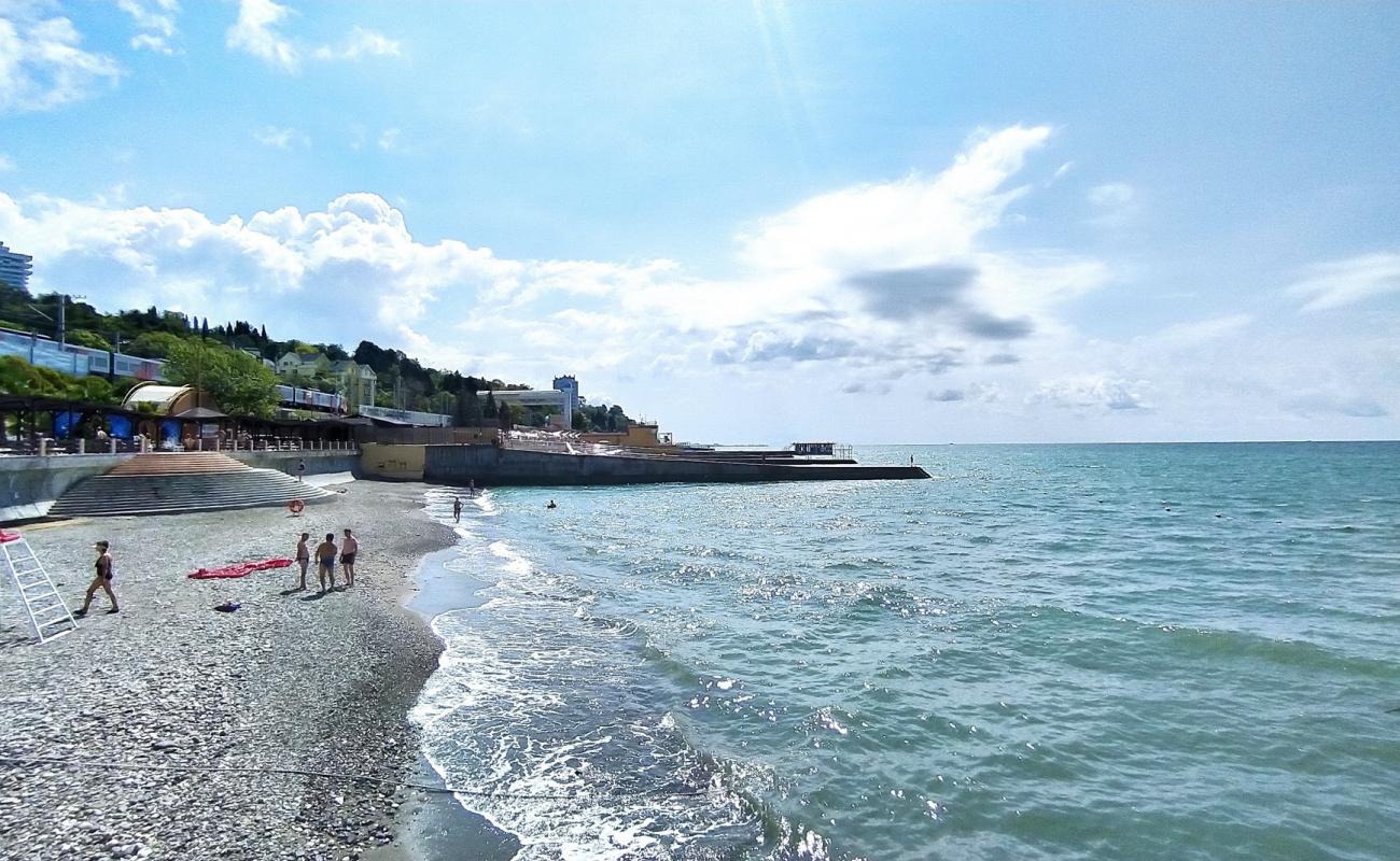 Yacht club beach'in fotoğrafı gri çakıl taşı yüzey ile