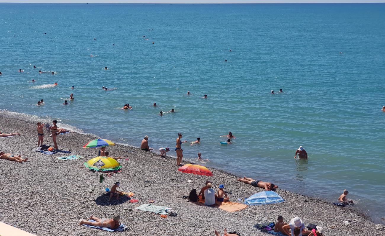 French Riviera beach'in fotoğrafı gri kum ve çakıllar yüzey ile
