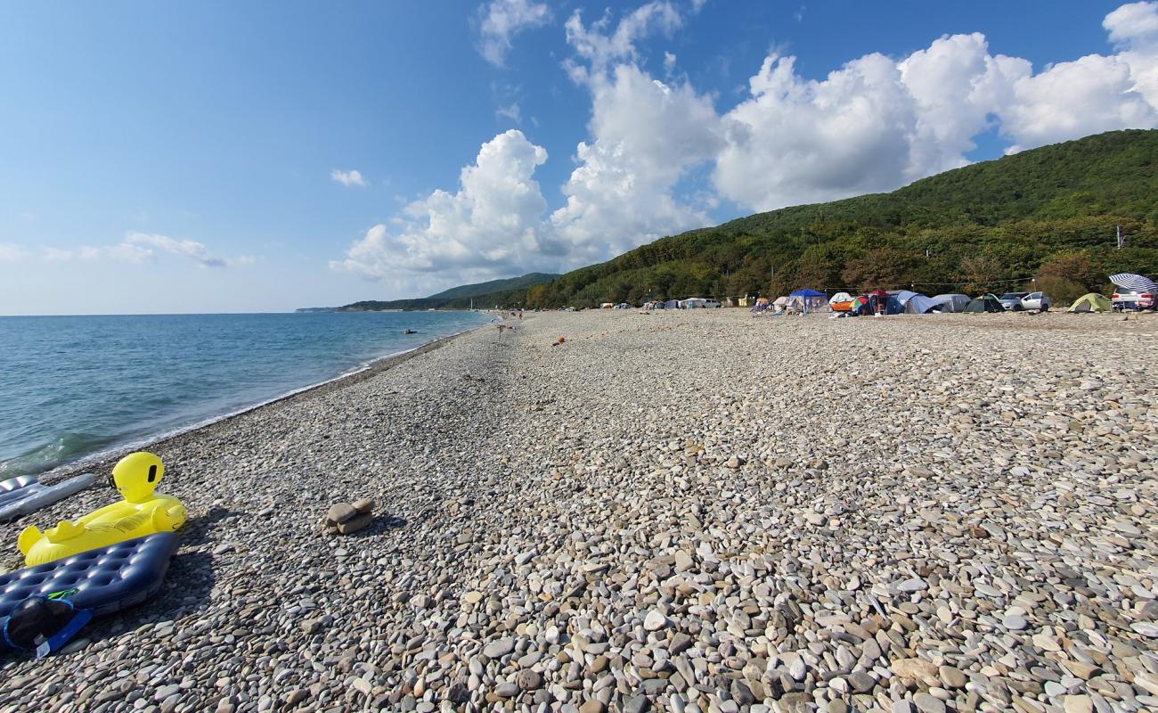 Ashe beach'in fotoğrafı gri çakıl taşı yüzey ile