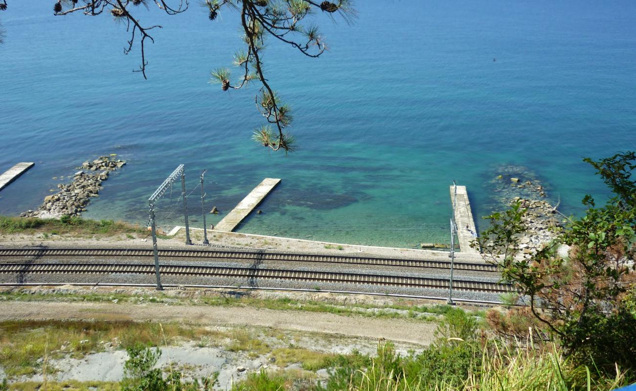 Magri beach'in fotoğrafı gri çakıl taşı yüzey ile