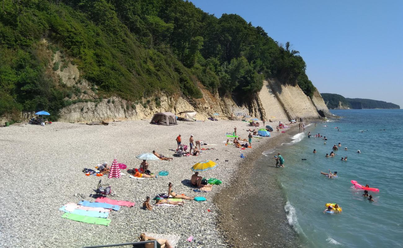 Agoy beach'in fotoğrafı gri çakıl taşı yüzey ile