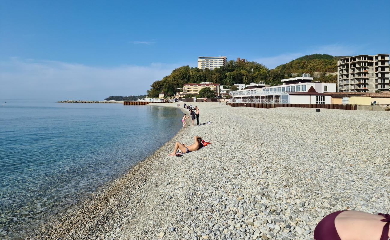 Nebug beach'in fotoğrafı gri çakıl taşı yüzey ile