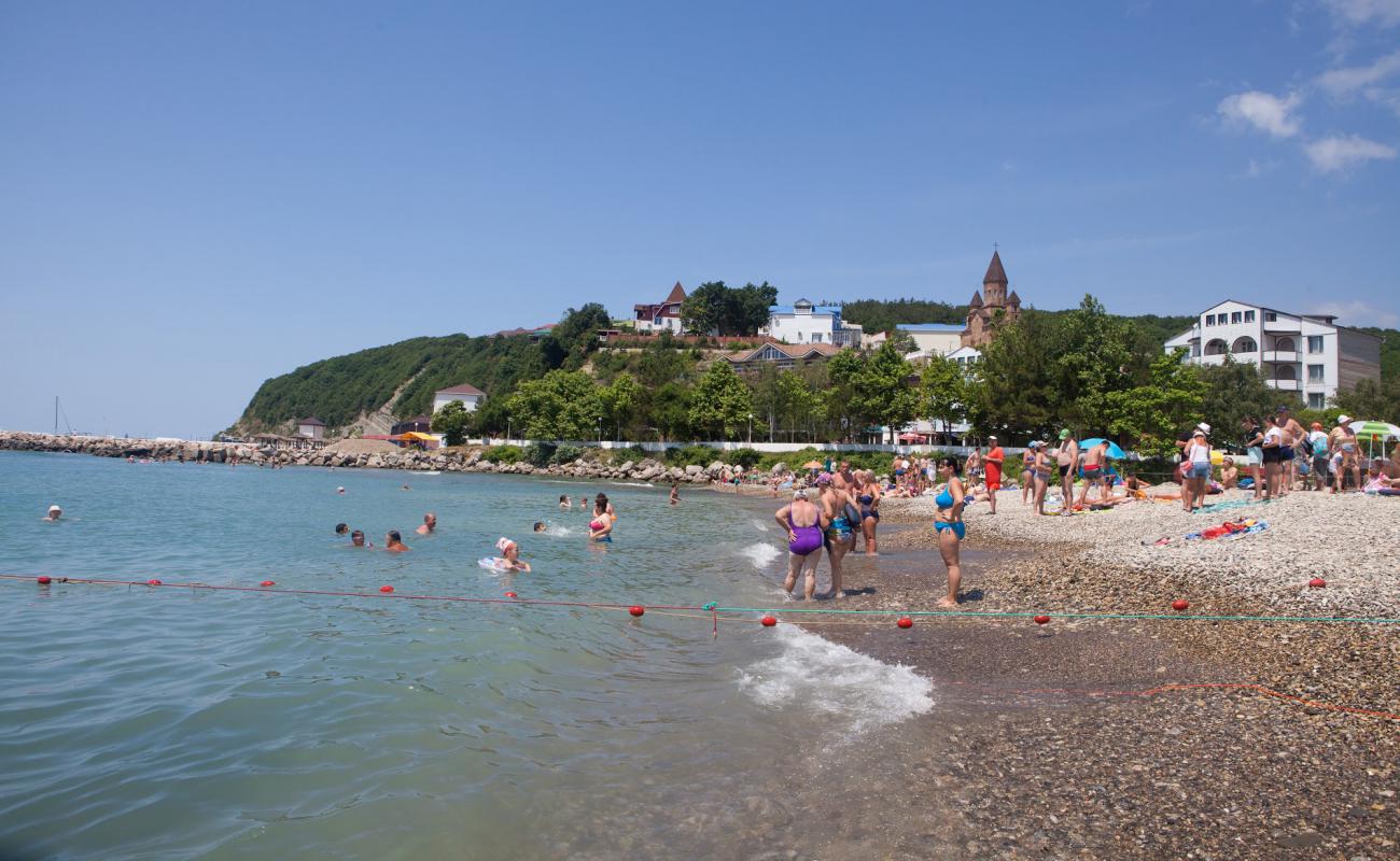 Novomikhailovskii beach'in fotoğrafı gri çakıl taşı yüzey ile