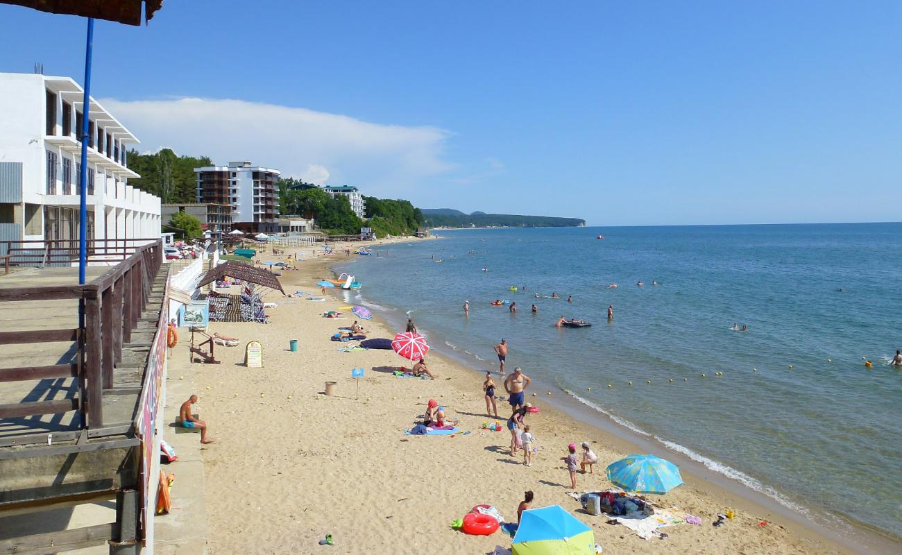 Golden sands beach'in fotoğrafı açık bej kum yüzey ile