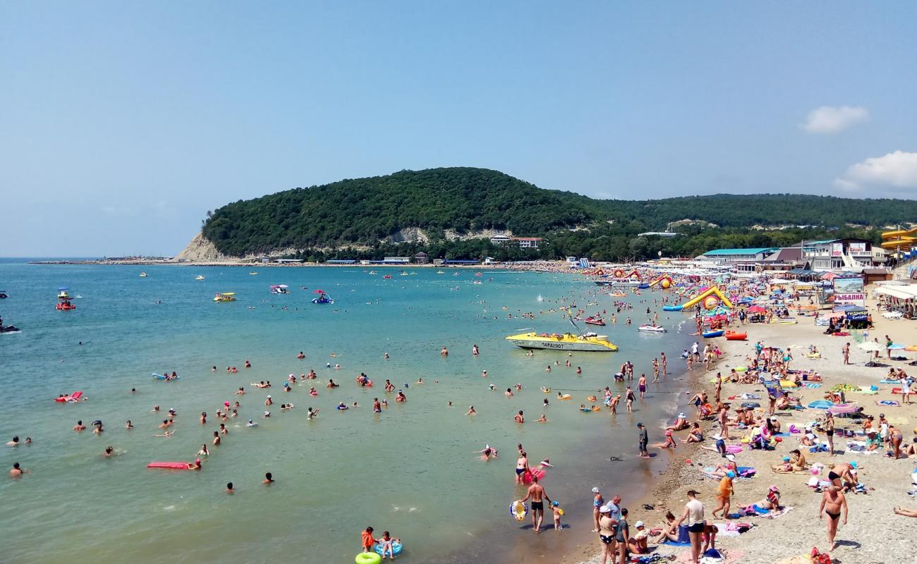 Dzhubga beach'in fotoğrafı çakıl ile kum yüzey ile