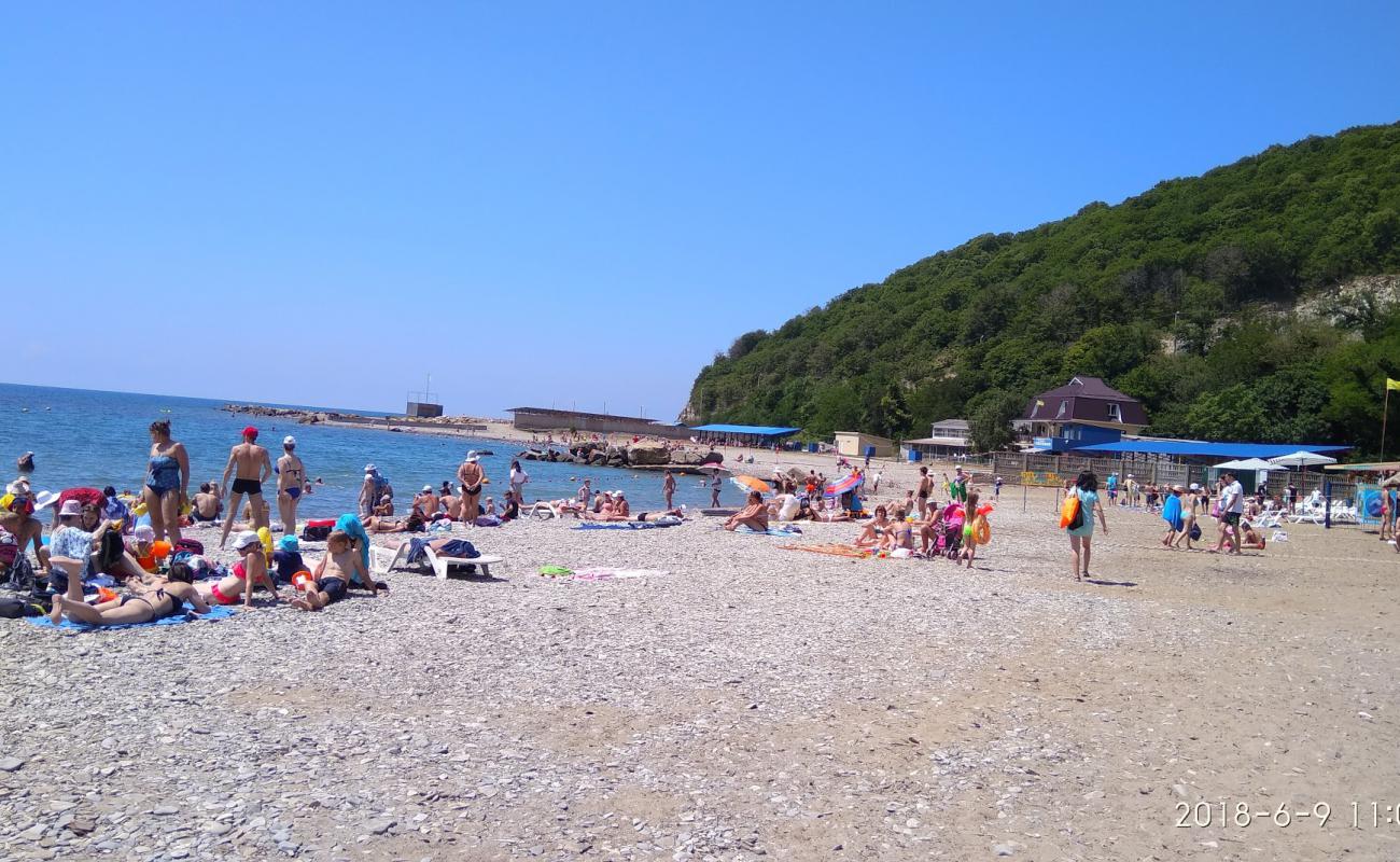 Dzhubga beach II'in fotoğrafı kahverengi çakıl yüzey ile