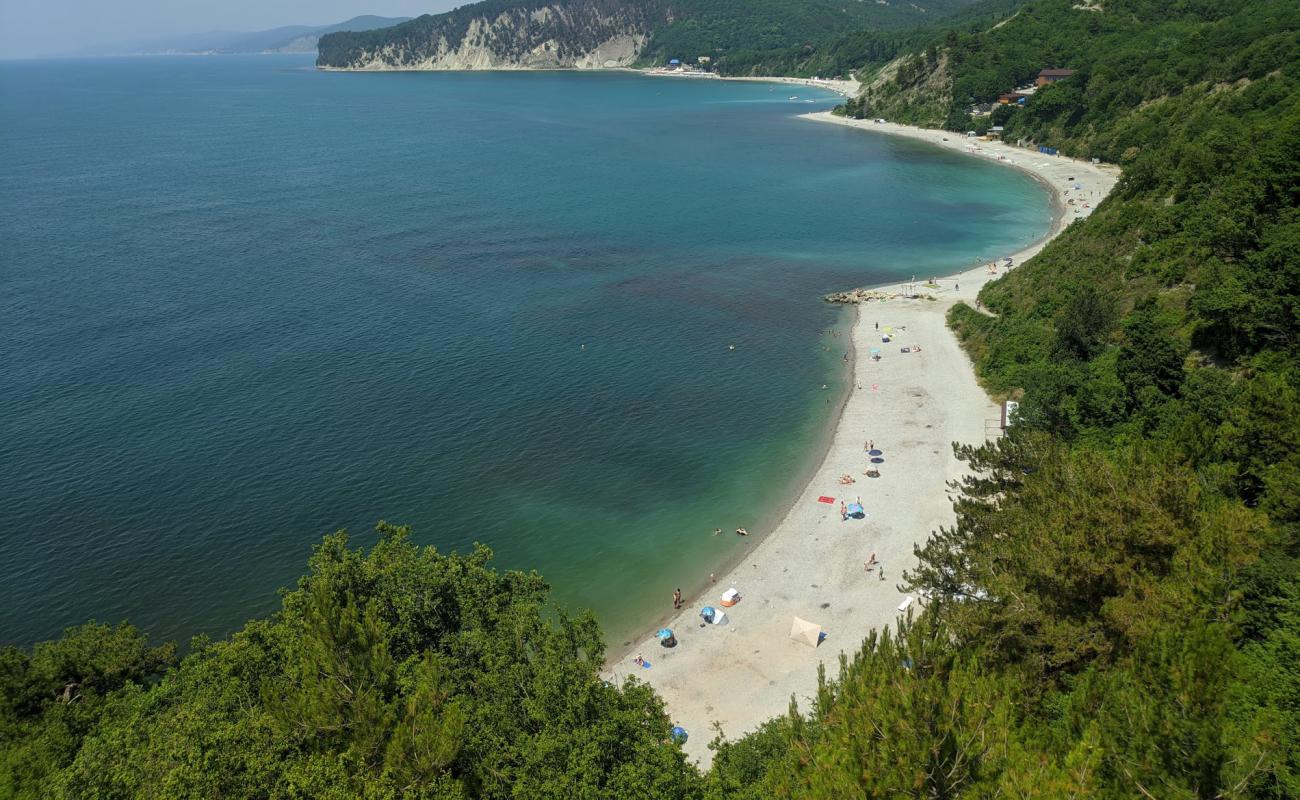 Sunrise beach'in fotoğrafı gri çakıl taşı yüzey ile