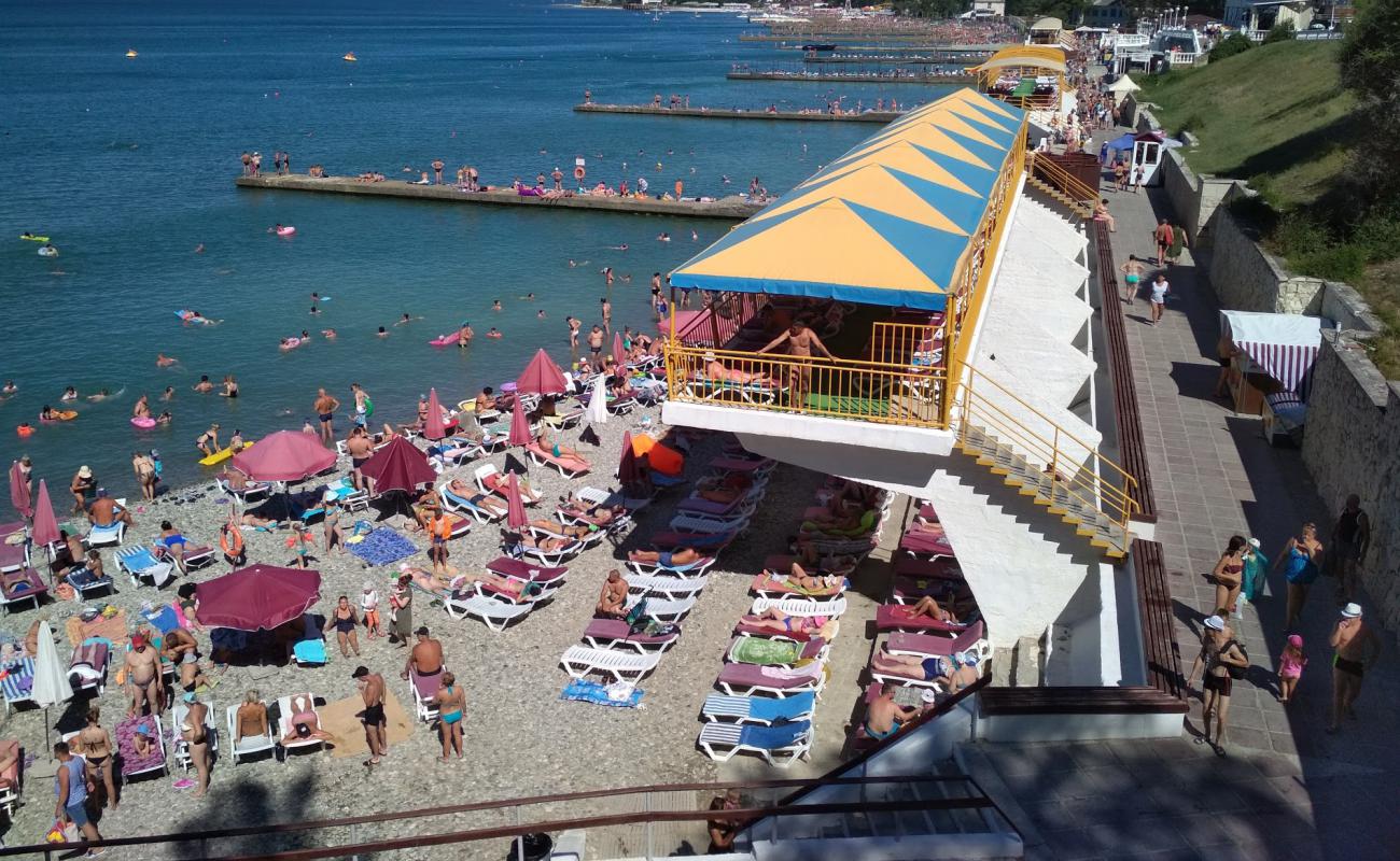 Beach Divnomorskoe'in fotoğrafı hafif çakıl yüzey ile