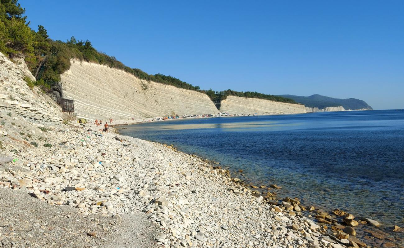 Beach Divnomorskoe III'in fotoğrafı taşlar yüzey ile