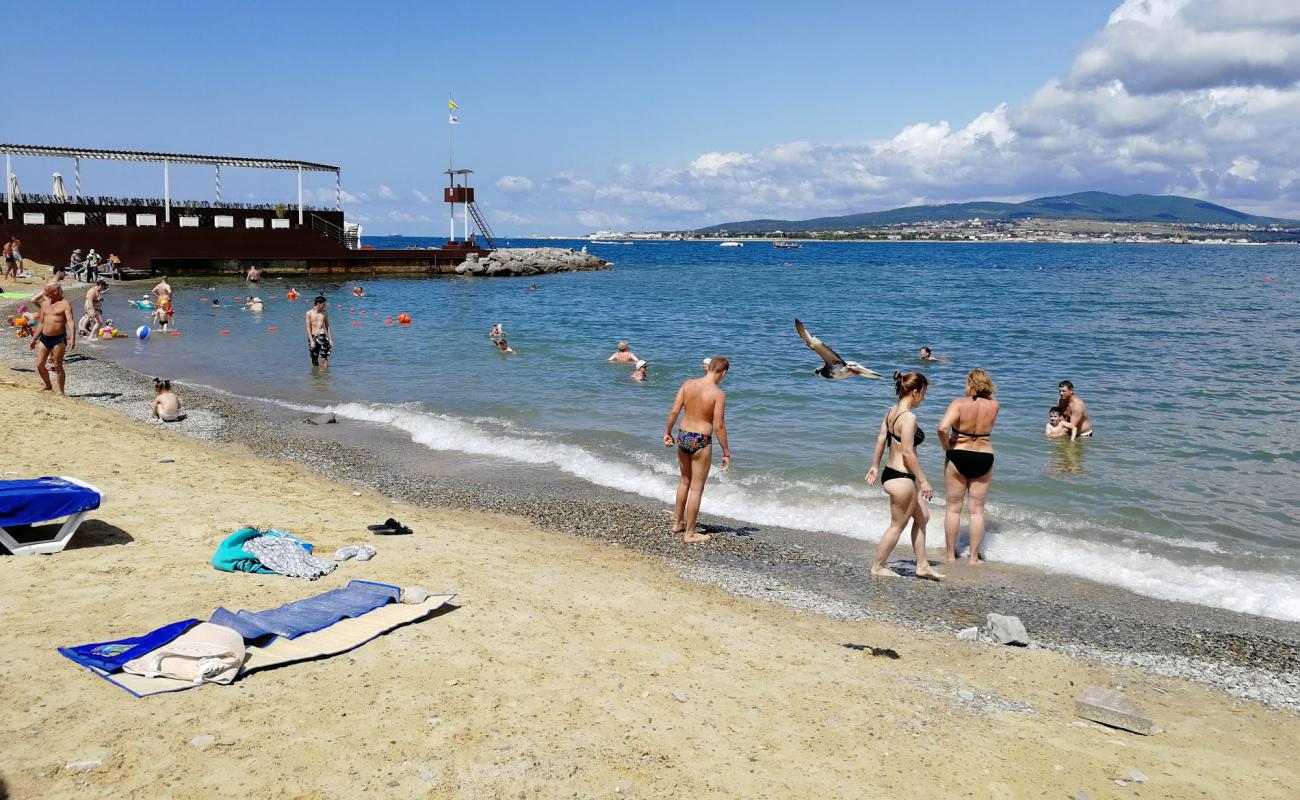 Polarnaya zvezda'in fotoğrafı bej çakıl yüzey ile