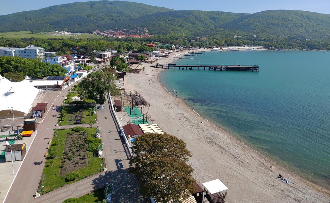 Solnechny Plyazh'in fotoğrafı küçük bej çakıl yüzey ile