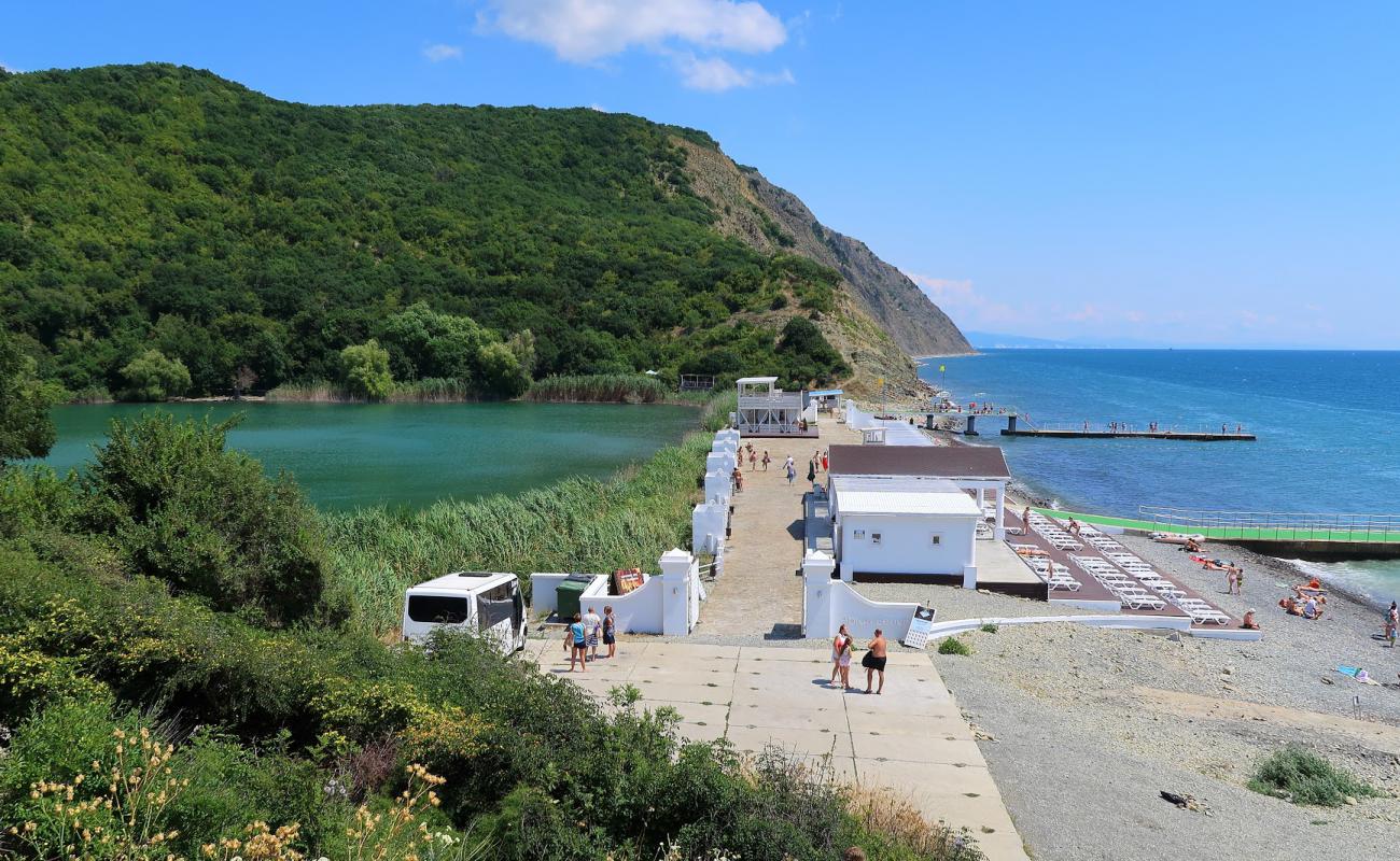 Abrau beach'in fotoğrafı kayalık arazi yüzey ile