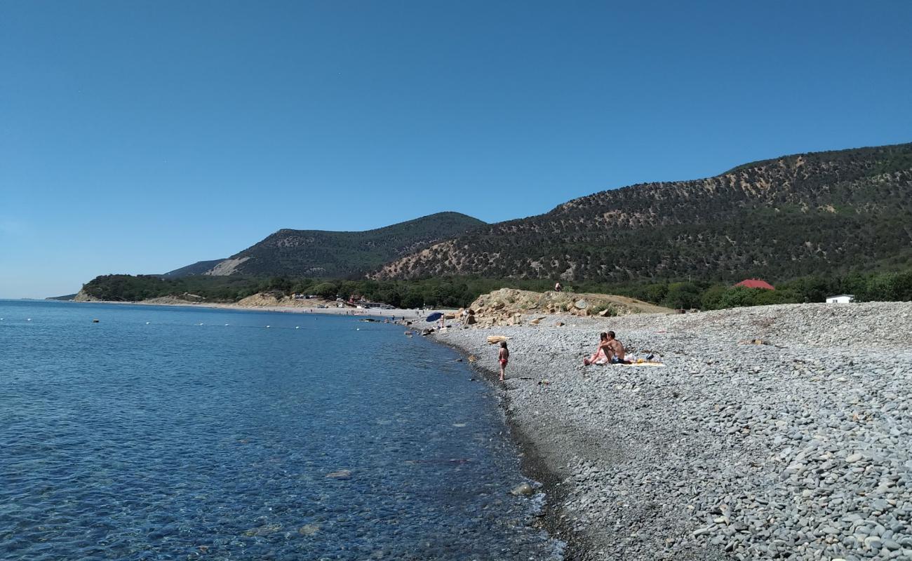 Plyazh Utrish II'in fotoğrafı gri çakıl taşı yüzey ile