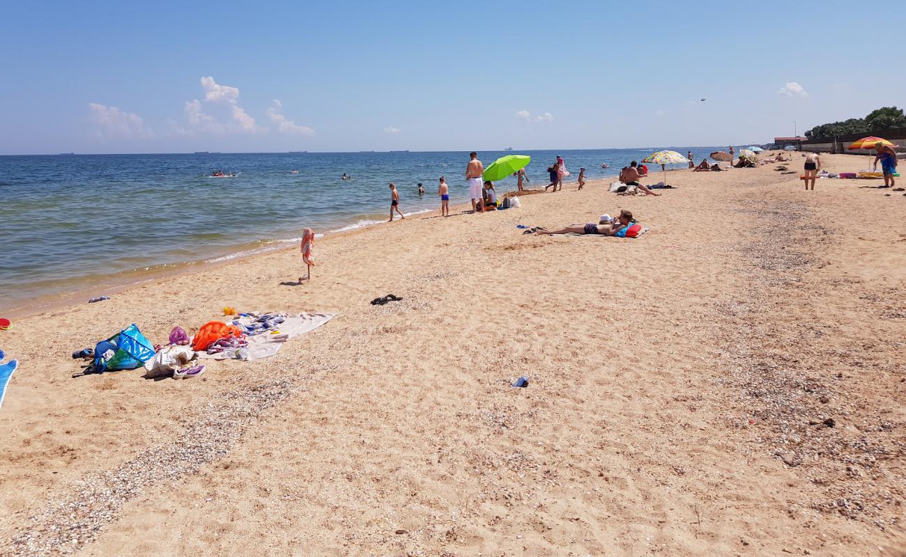 Golubitskaya Plyazh'in fotoğrafı kahverengi deniz kabuğu kumu yüzey ile