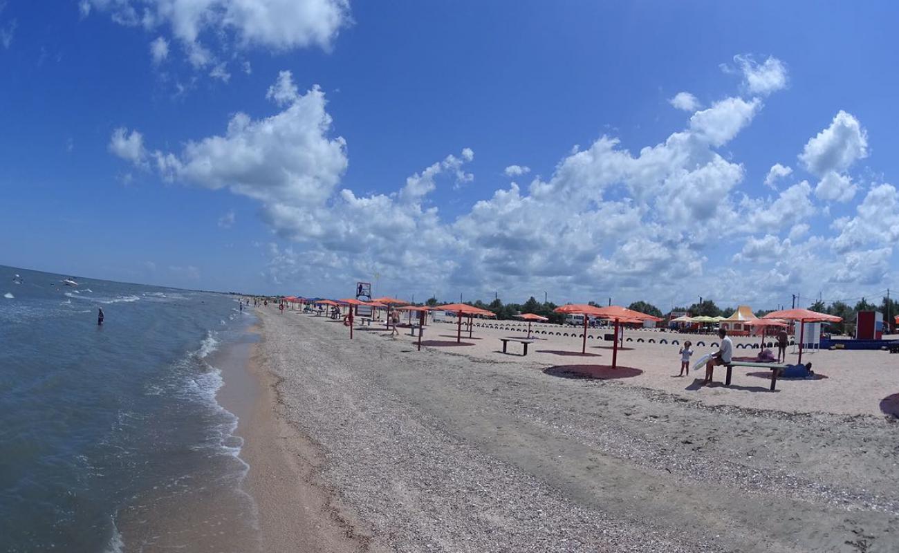 Oazis Beach'in fotoğrafı bej kabuklu kum yüzey ile