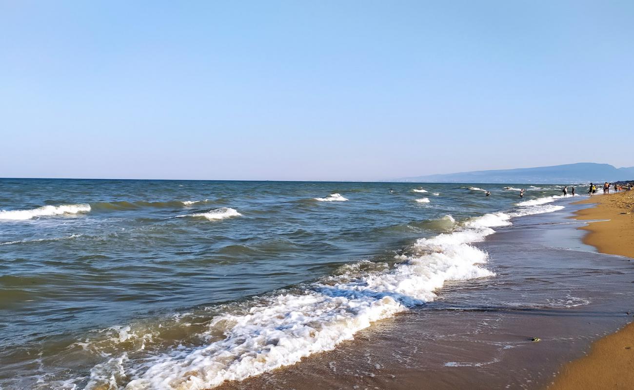 Kizlyar Laguna'in fotoğrafı açık bej kum yüzey ile