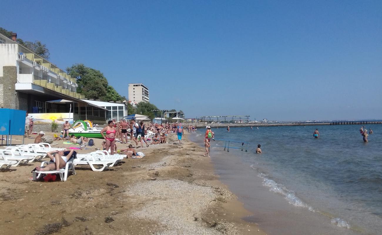 Feodisia beach'in fotoğrafı kahverengi kum yüzey ile