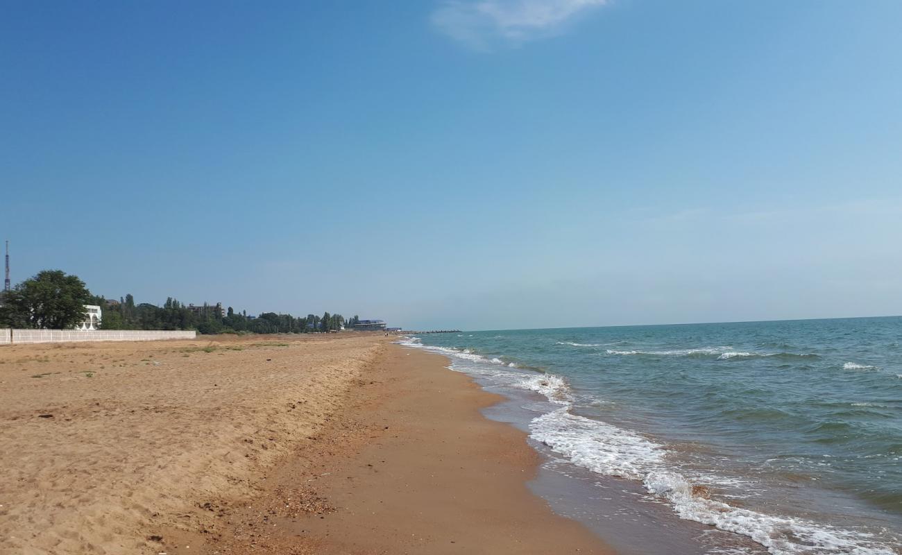 Nadejda Beach'in fotoğrafı parlak kabuk kumu yüzey ile