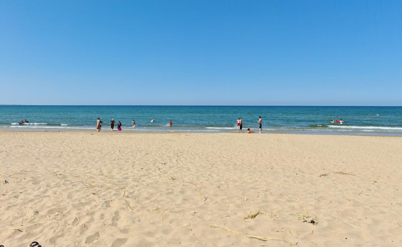 Tarhib Beach'in fotoğrafı parlak kum yüzey ile