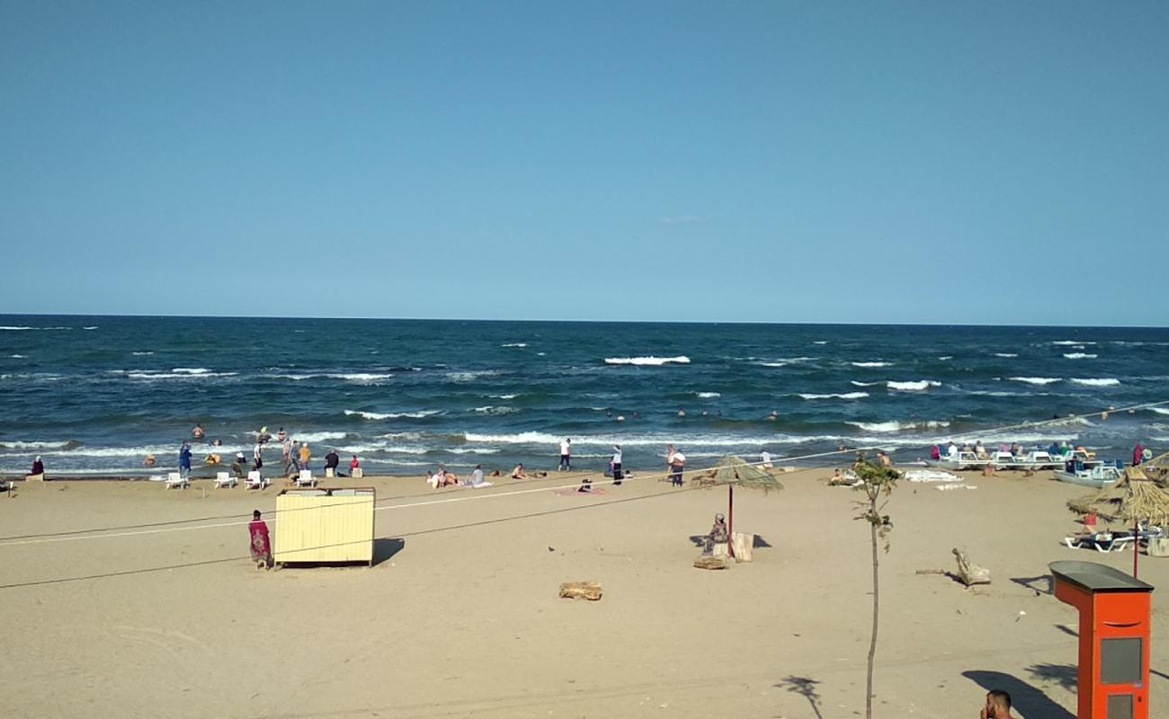Lazurnyy bereg Beach'in fotoğrafı açık bej kum yüzey ile