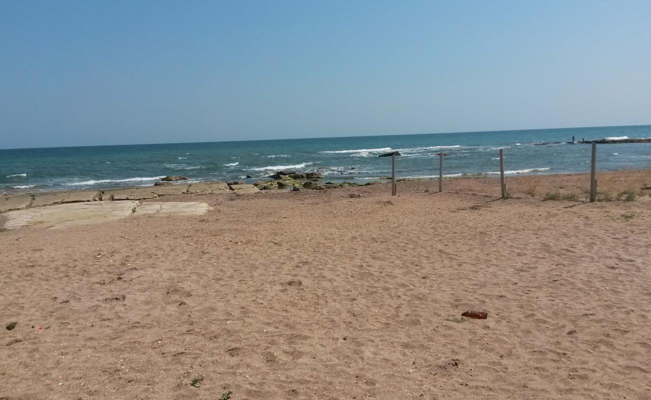 Assorti Beach'in fotoğrafı bej kum ve çakıl yüzey ile