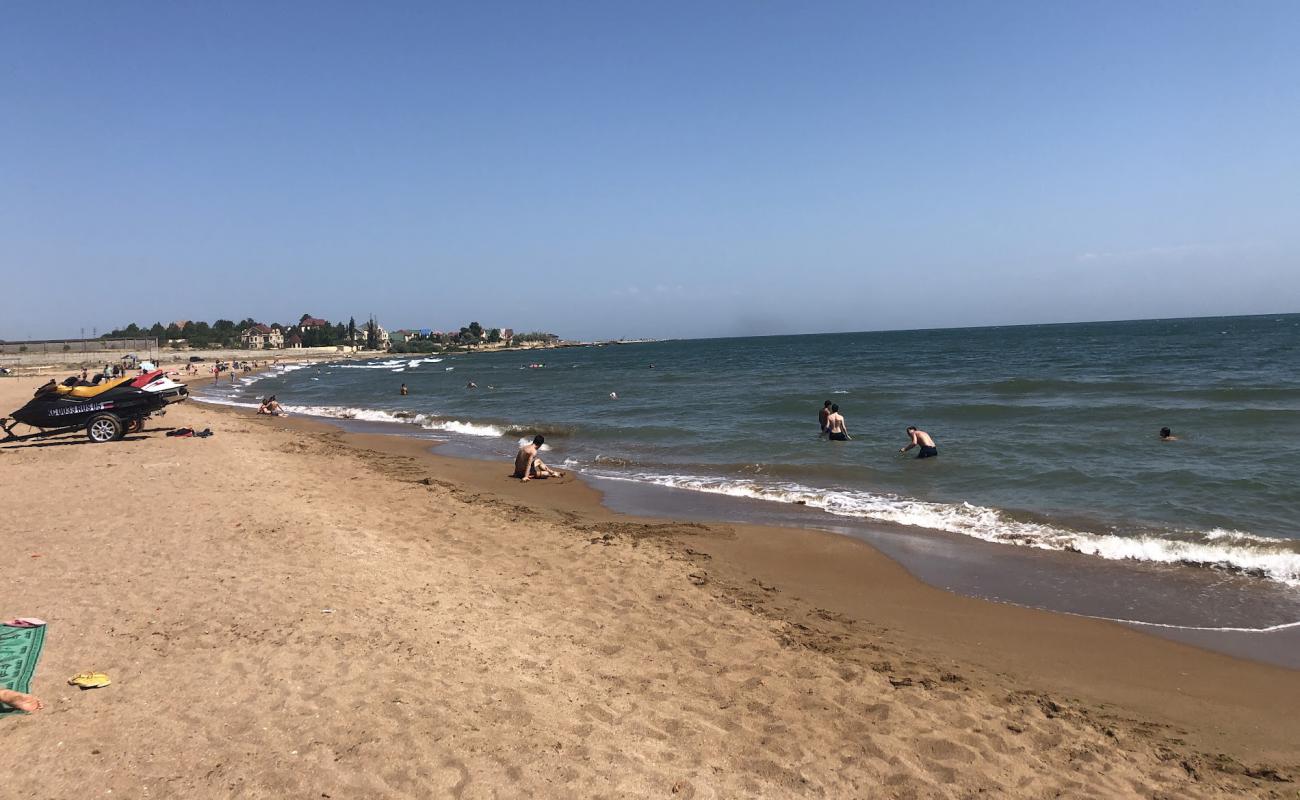 Primorskiy Park I Beach'in fotoğrafı parlak kum yüzey ile