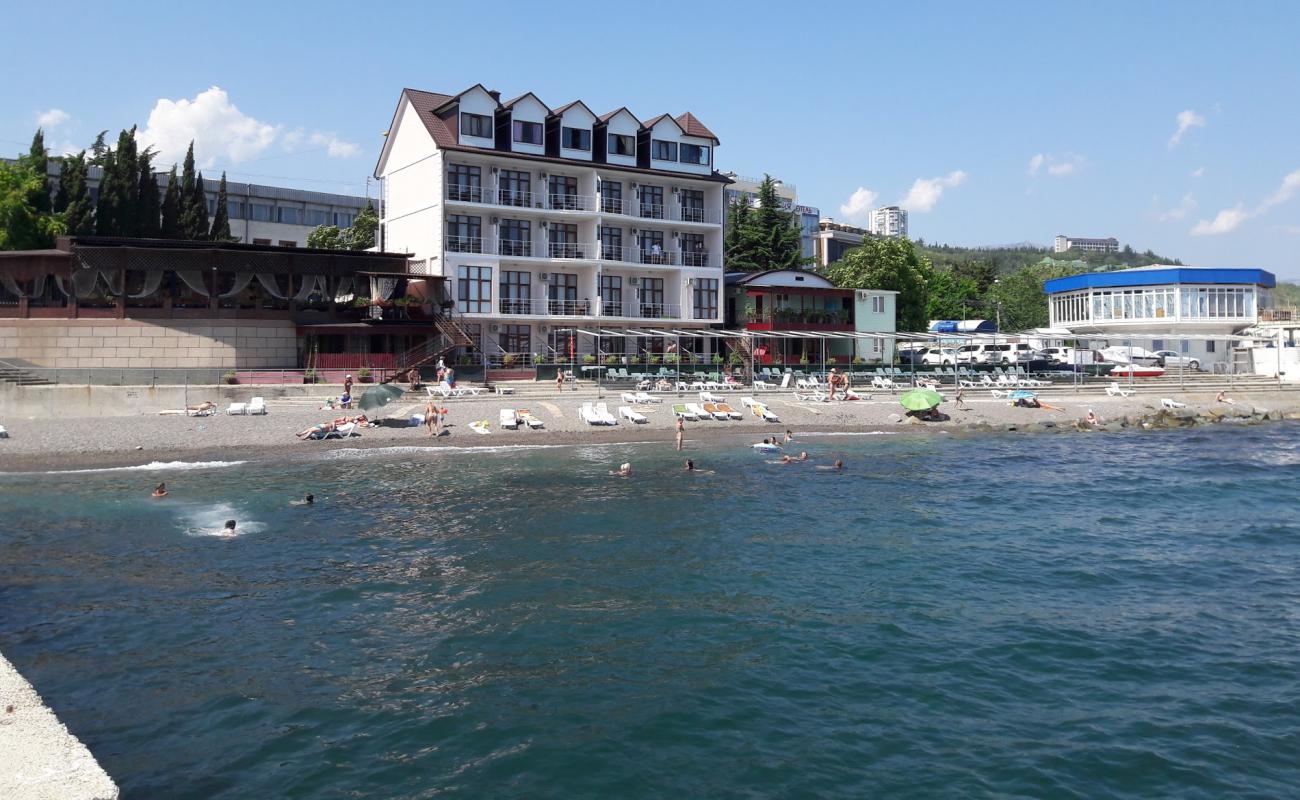 Alushta beach'in fotoğrafı gri çakıl taşı yüzey ile