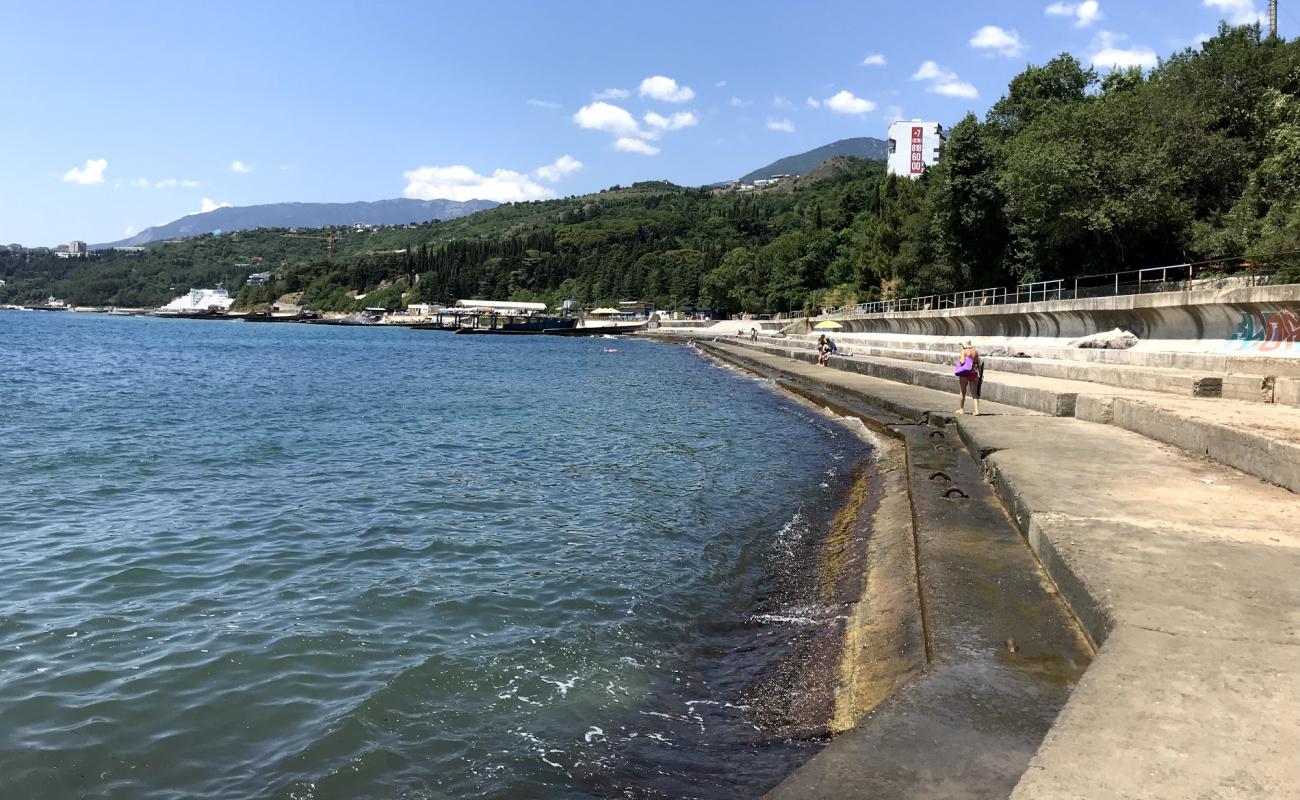 Karasan beach'in fotoğrafı gri çakıl taşı yüzey ile