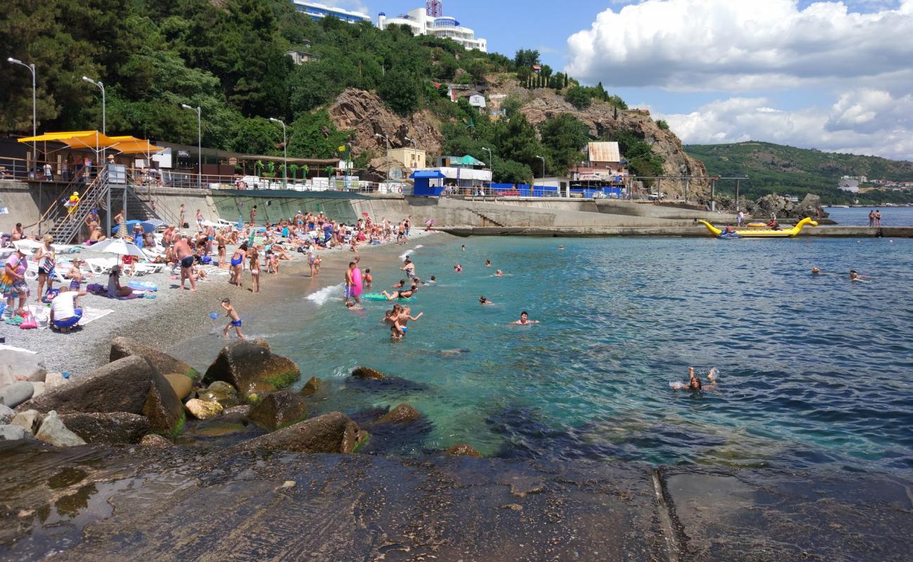 Partenit beach'in fotoğrafı gri çakıl taşı yüzey ile