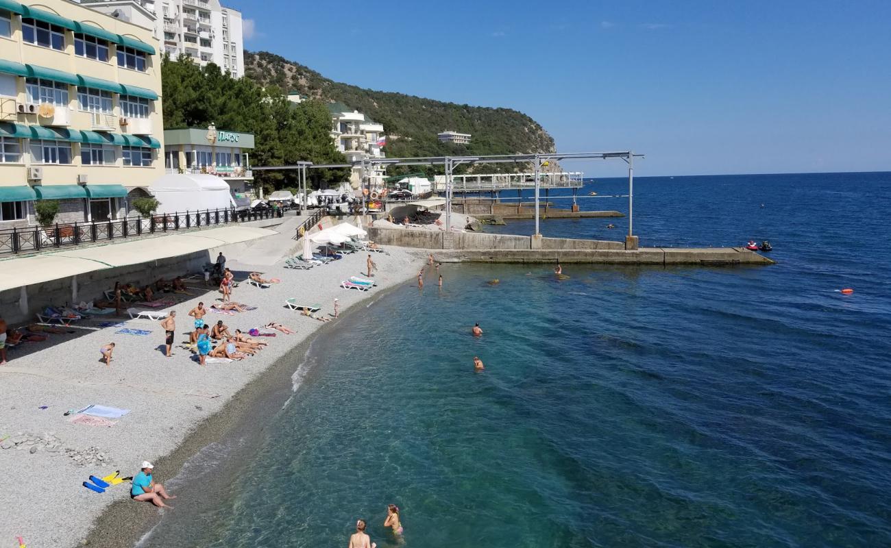 Nikitsky beach'in fotoğrafı gri ince çakıl taş yüzey ile