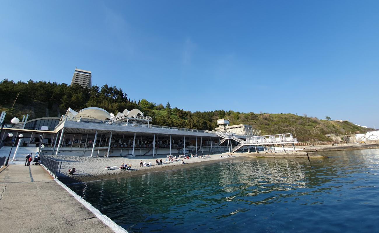 Yalta beach'in fotoğrafı gri ince çakıl taş yüzey ile