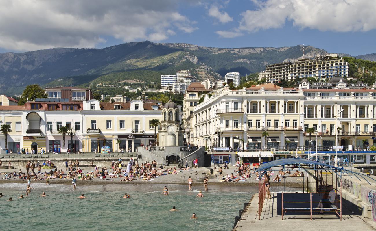 Yalta mini beach'in fotoğrafı gri ince çakıl taş yüzey ile