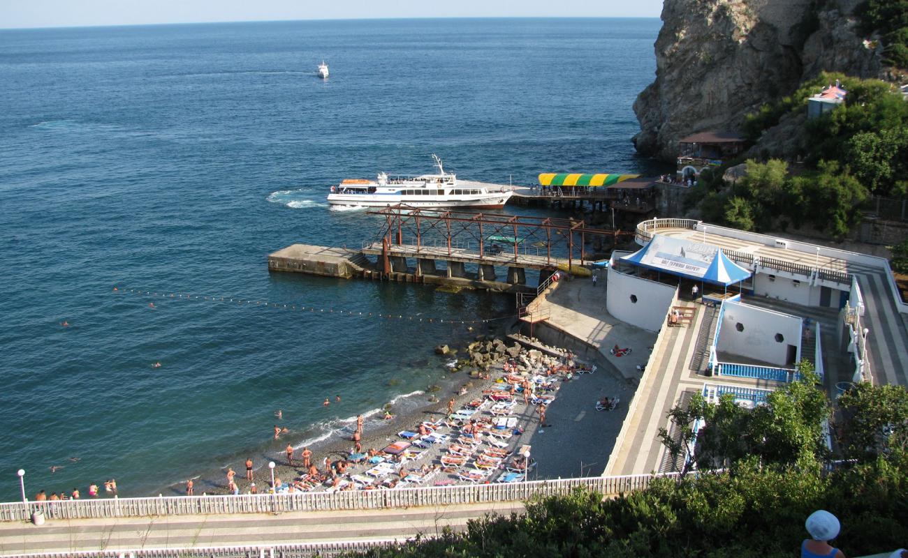 Zhemchuzhina beach'in fotoğrafı gri çakıl taşı yüzey ile