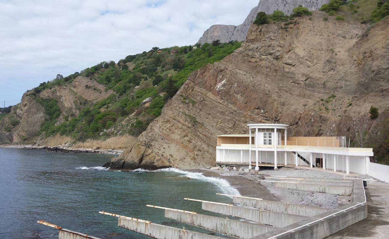 Mellas beach'in fotoğrafı gri çakıl taşı yüzey ile