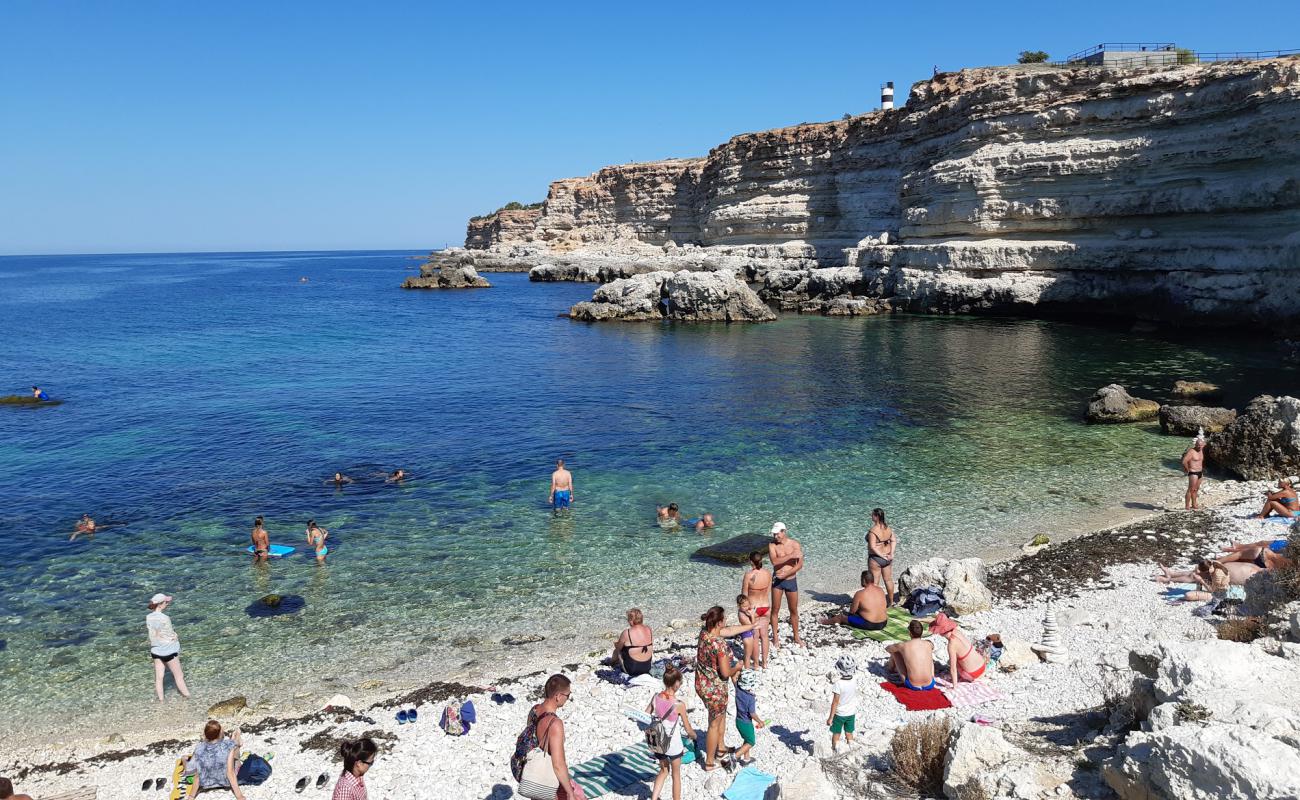 Blue Bay beach'in fotoğrafı beyaz çakıl taş yüzey ile