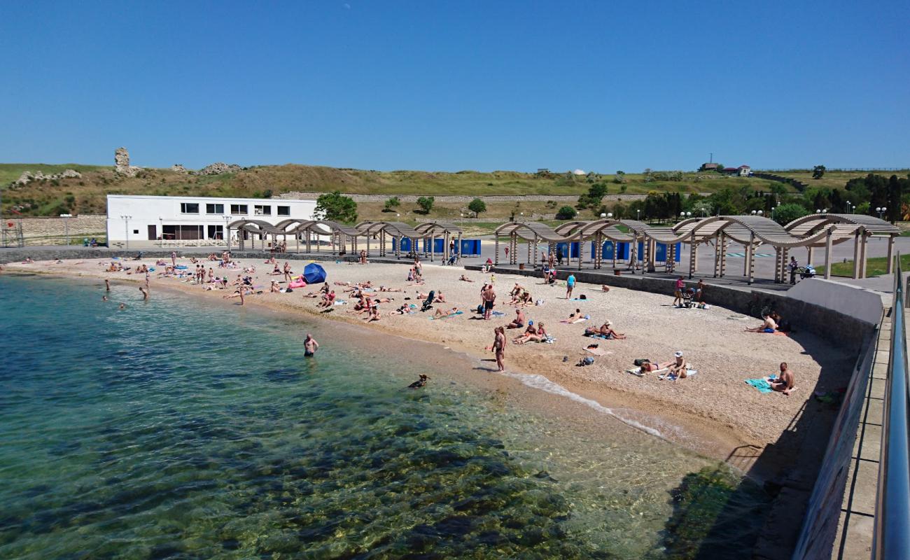 Sunny beach'in fotoğrafı hafif çakıl yüzey ile