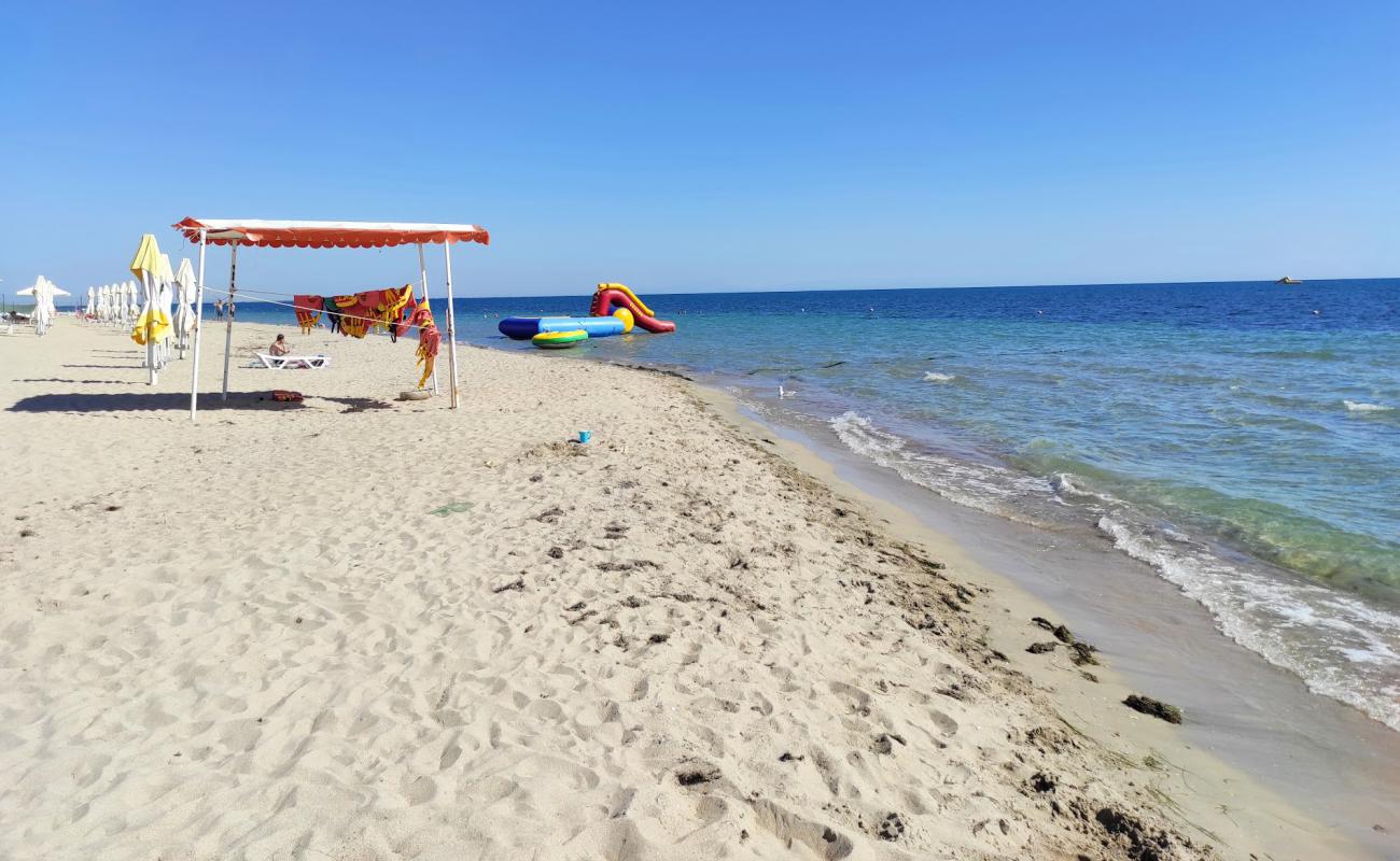 Tok Evpatoria beach'in fotoğrafı parlak ince kum yüzey ile