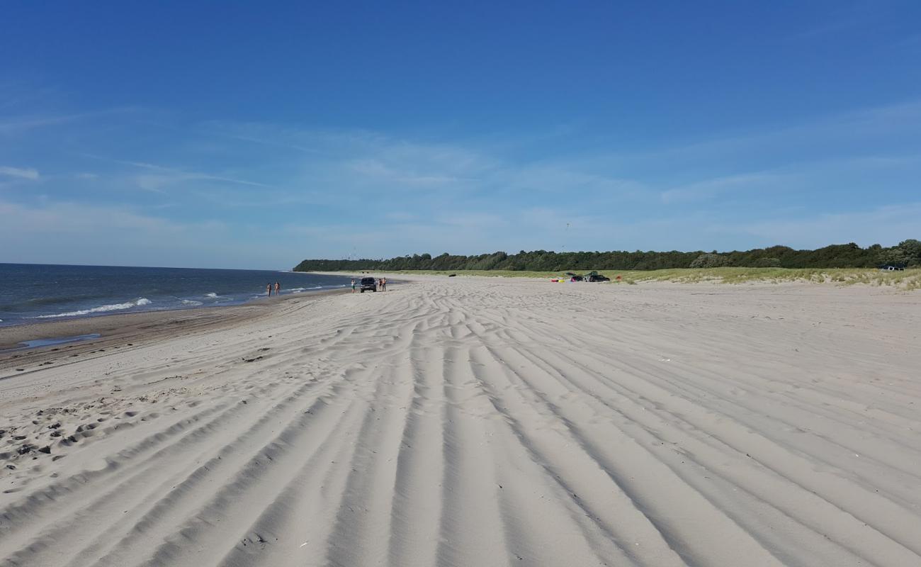 Povarovka beach'in fotoğrafı beyaz kum yüzey ile