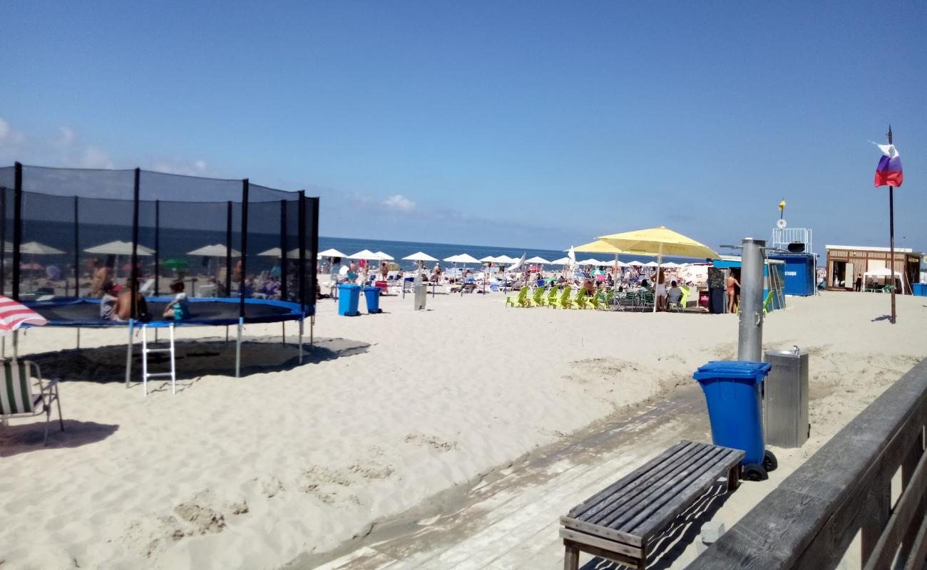 Yantarnyy Bereg beach'in fotoğrafı beyaz kum yüzey ile