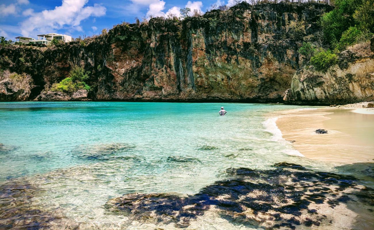 Little Bay beach'in fotoğrafı i̇nce bej kum yüzey ile
