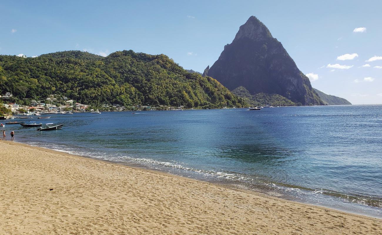 Soufriere beach'in fotoğrafı bej kabuklu kum yüzey ile