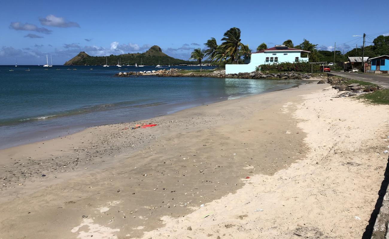 Gros Islet beach'in fotoğrafı açık bej kum yüzey ile