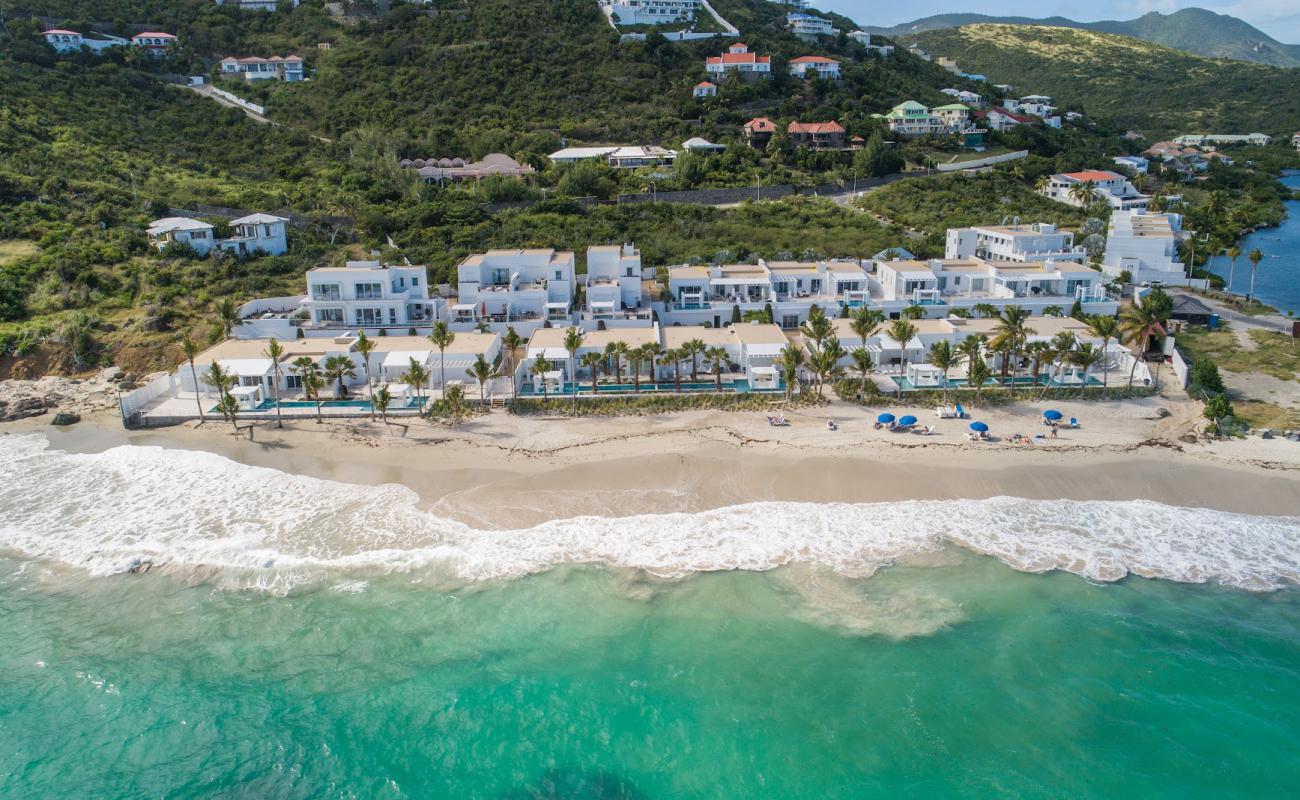 Dawn beach'in fotoğrafı açık bej kum yüzey ile
