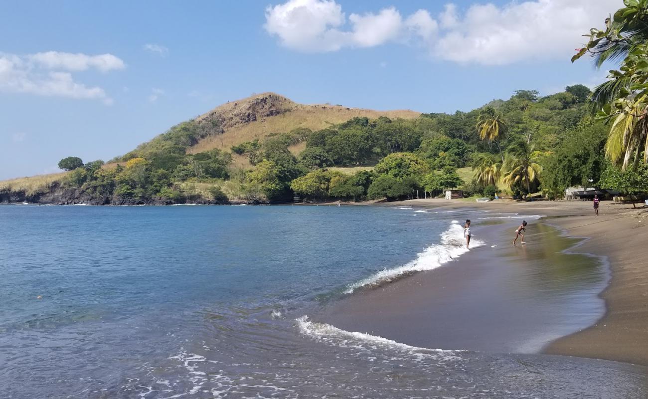 Questelles beach'in fotoğrafı kahverengi kum yüzey ile