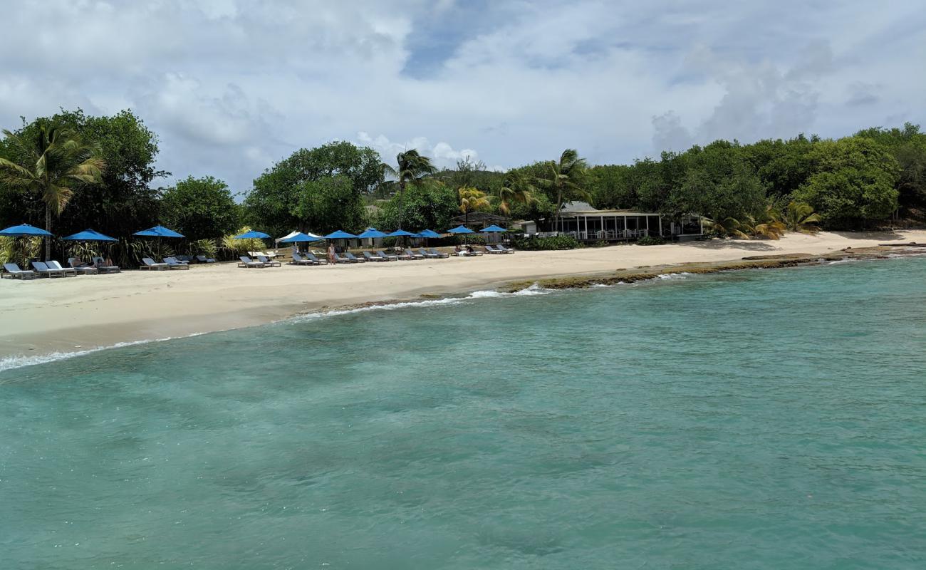 Cotton House beach'in fotoğrafı i̇nce bej kum yüzey ile