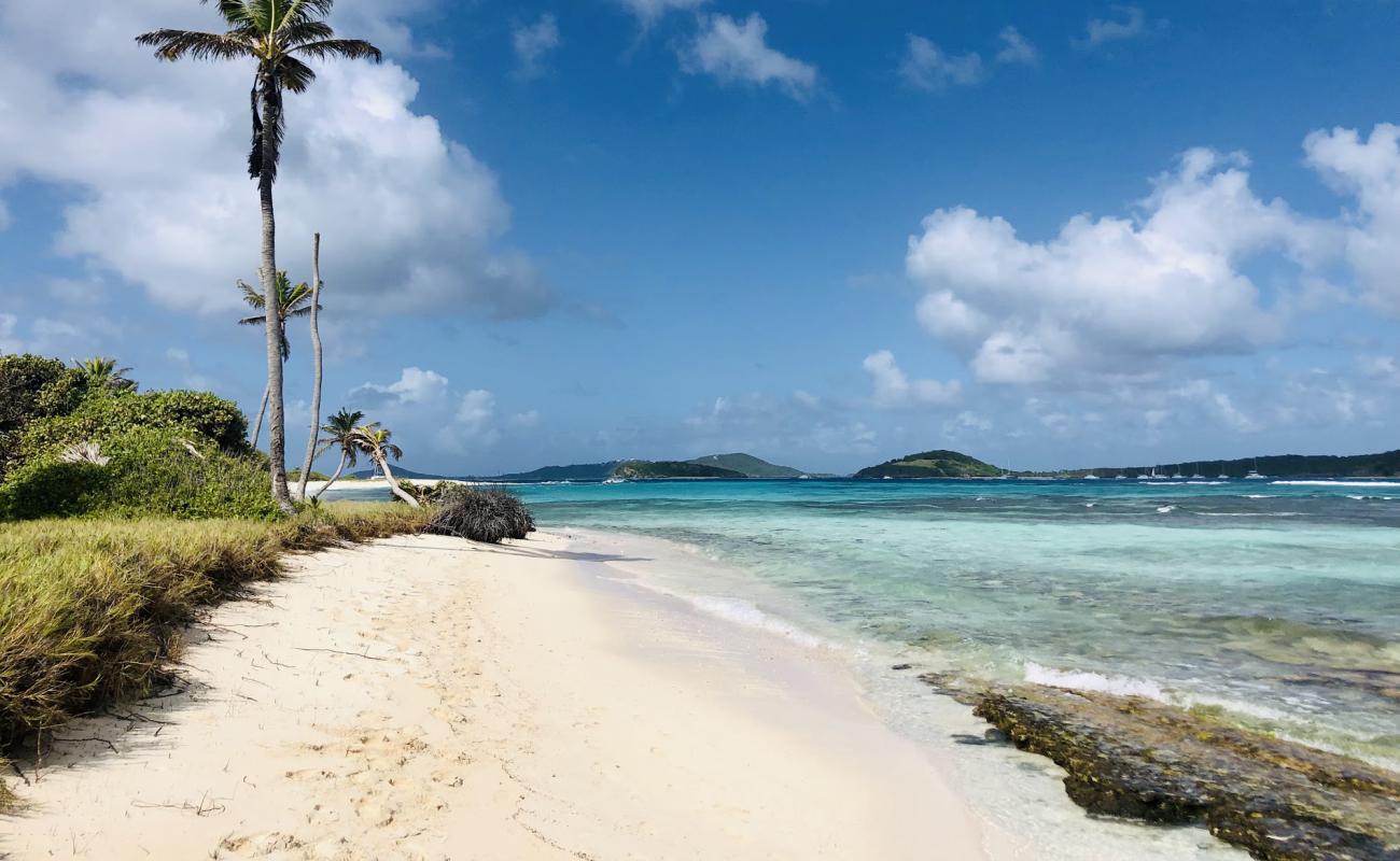 Petit Tabac beach'in fotoğrafı bej kum ve kayalar yüzey ile